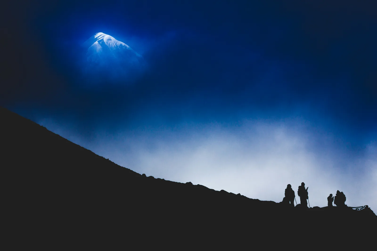 Trekkers silhouetted on Kala Patthar above Everest Base Camp (Photo: Theodor Lundqvist / Unsplash)