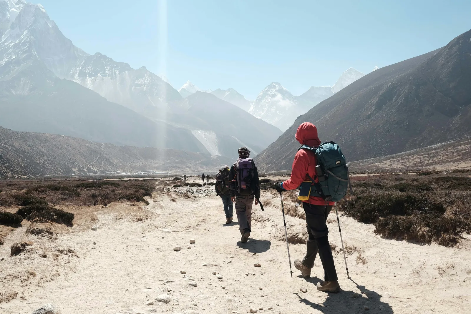 Trekkers walking towards the Everest region peaks after Kala Patthar (Photo: Ted Bryan Yu / Unsplash)