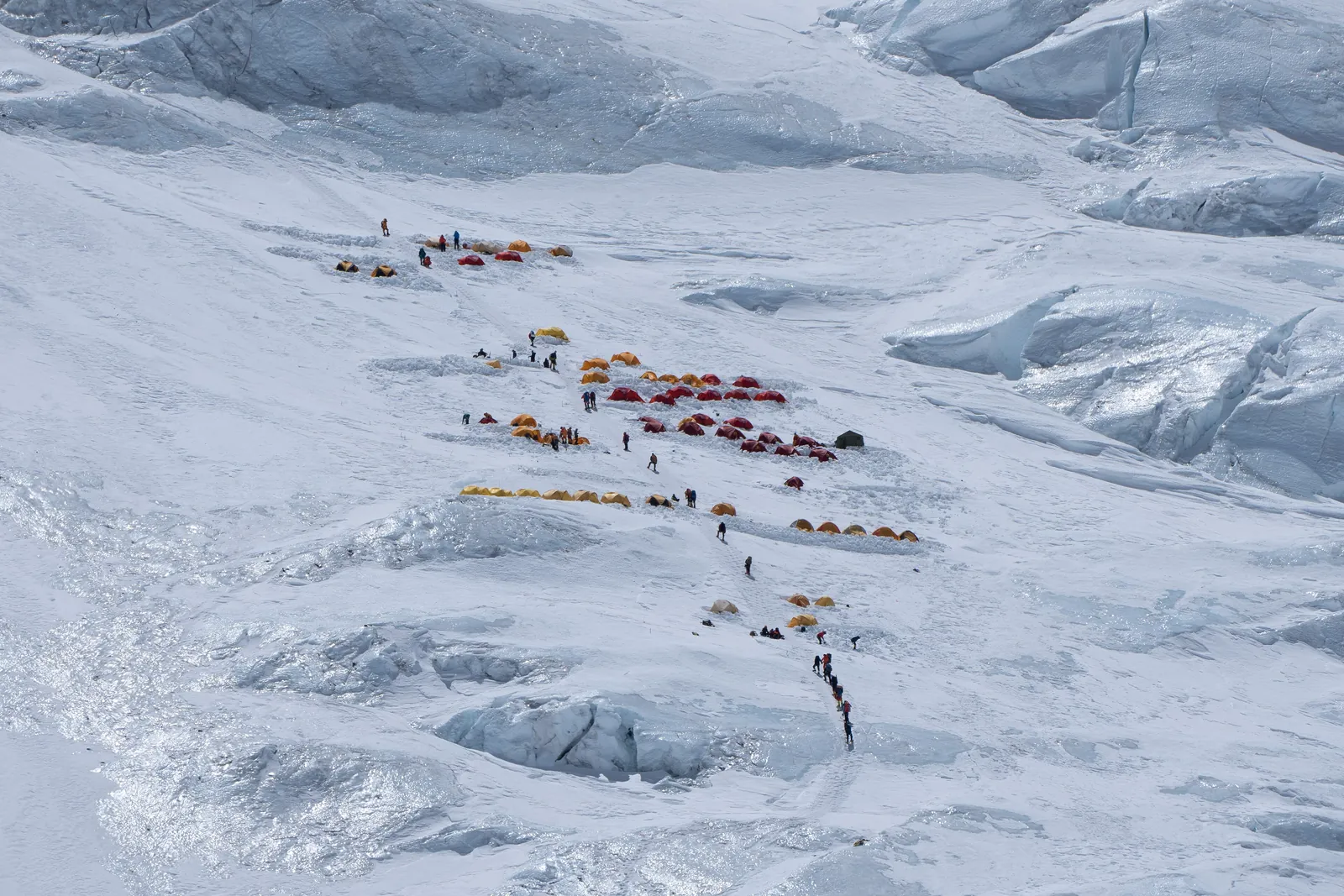 Expedition tents at Camp 3 on the Everest Lhotse Face (Photo: AngeliSherpa / Wikimedia Commons, CC BY-SA 4.0)