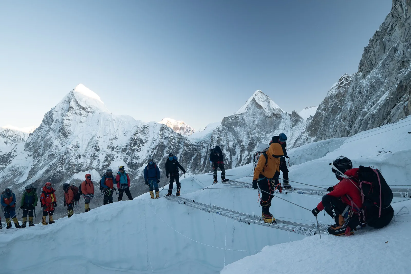 Climbers crossing ladders in the Khumbu Icefall on Everest (Photo: AngeliSherpa / Wikimedia Commons, CC BY-SA 4.0)
