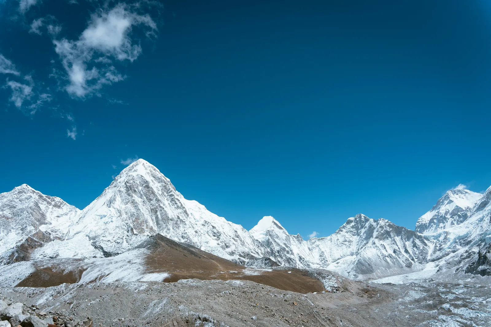 Panorama of the Everest Base Camp area and Gorak Shep under a blue sky (Photo: NepTrek / Unsplash)