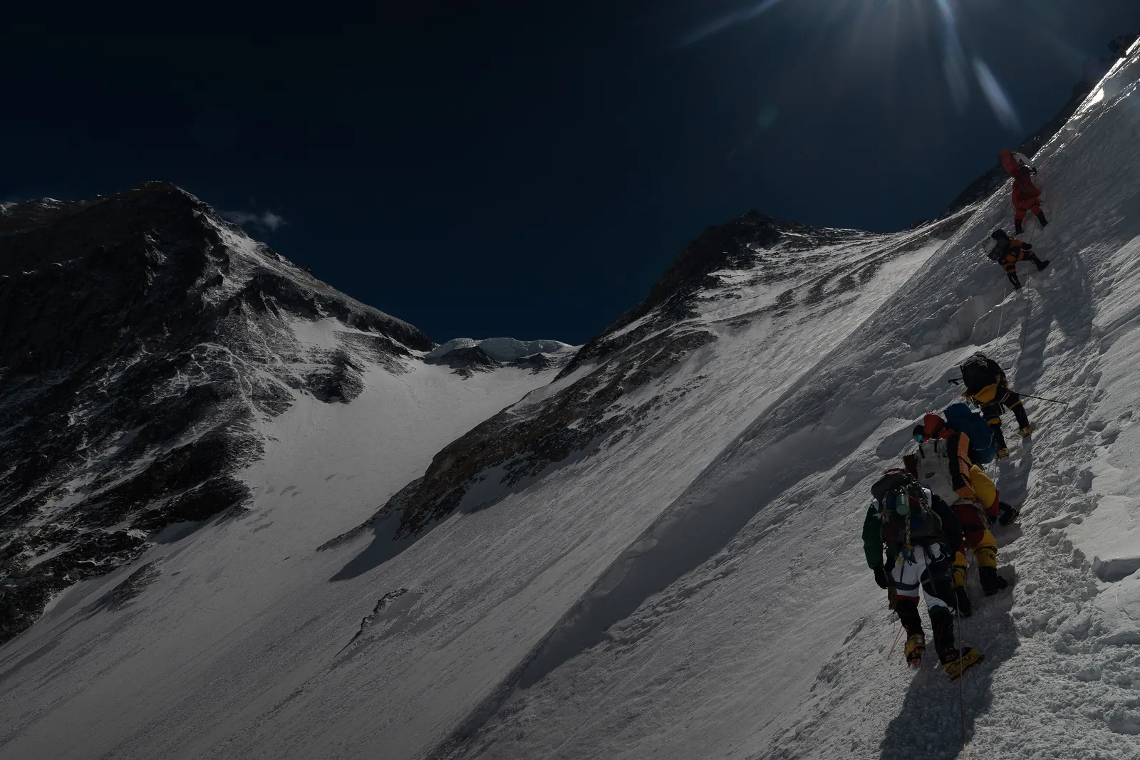 Sherpa and client climbers above Camp 3 on Everest (Photo: AngeliSherpa / Wikimedia Commons, CC BY-SA 4.0)